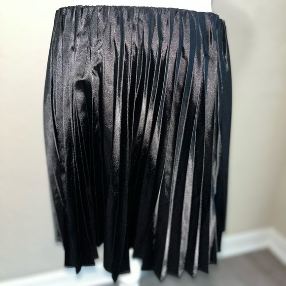 Lulus ‘Feeling Snazzy’ Black Satin Pleated Mini Skirt, NWT - Picture 8 of 9